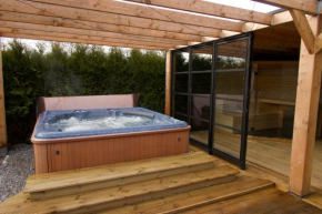 Luxurious Family Villa with sauna big garden and jacuzzi